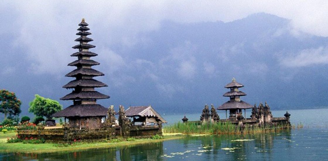 Pesona Magis Danau Beratan Bedugul Bali yang Wajib Dikunjungi
