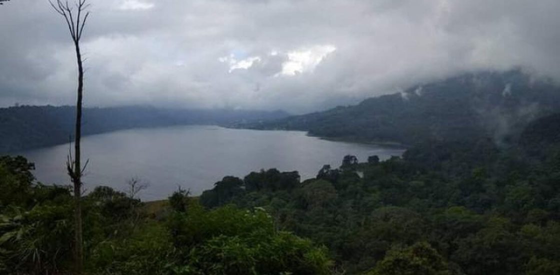 Menikmati Keindahan Alam Anjungan Wanagiri di Danau Buyan