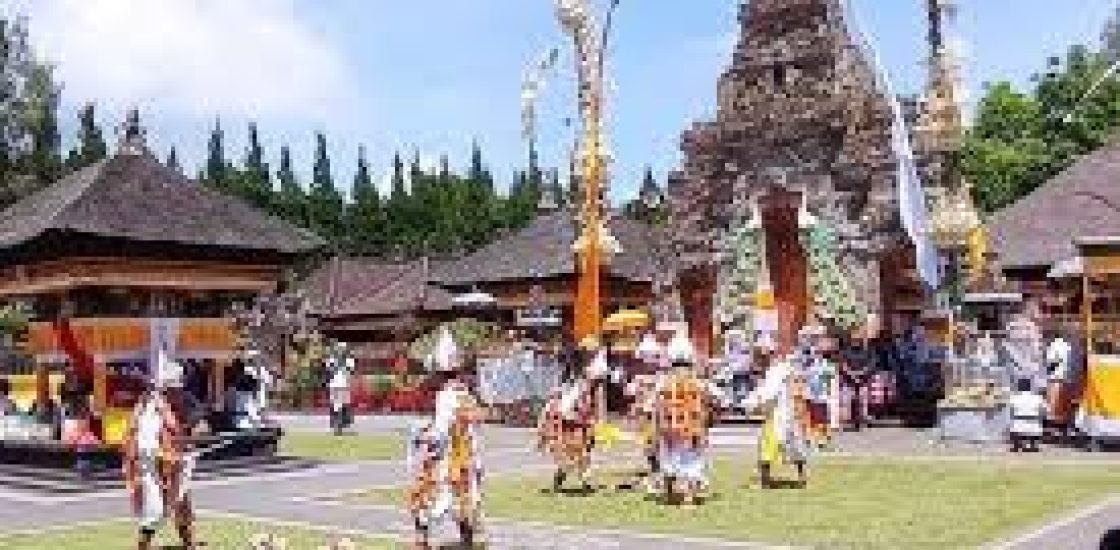 Menyaksikan Kecak di Pura Uluwatu Bali: Pengalaman yang Tak Akan Terlupakan