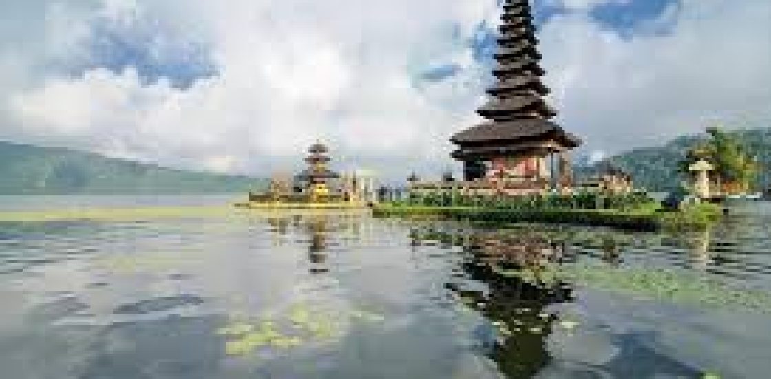 Danau Beratan Bedugul Bali: Destinasi Wisata Alam Terpopuler