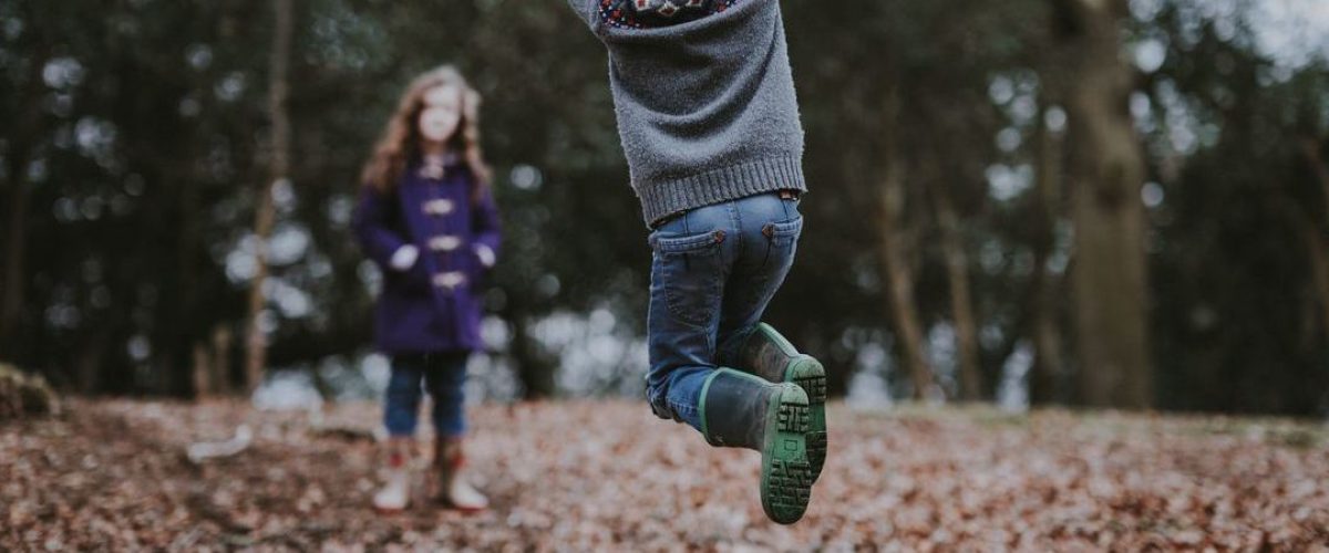 Bambini che giocano nel bosco
