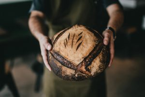 pane tra le mani